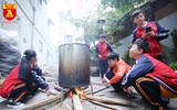 Học sinh Hà Nội thích thú thi gói bánh chưng, giã bánh dày, viết thư pháp